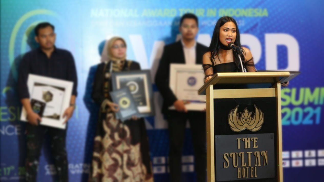 Desainer Migi Rihasalay, kembali mendapat penghargaan dari Indonesia Awards Magazine. Ini adalah kali kedua bagi Migi, sapaan akrabnya, dalam meraih penghargaan tersebut.