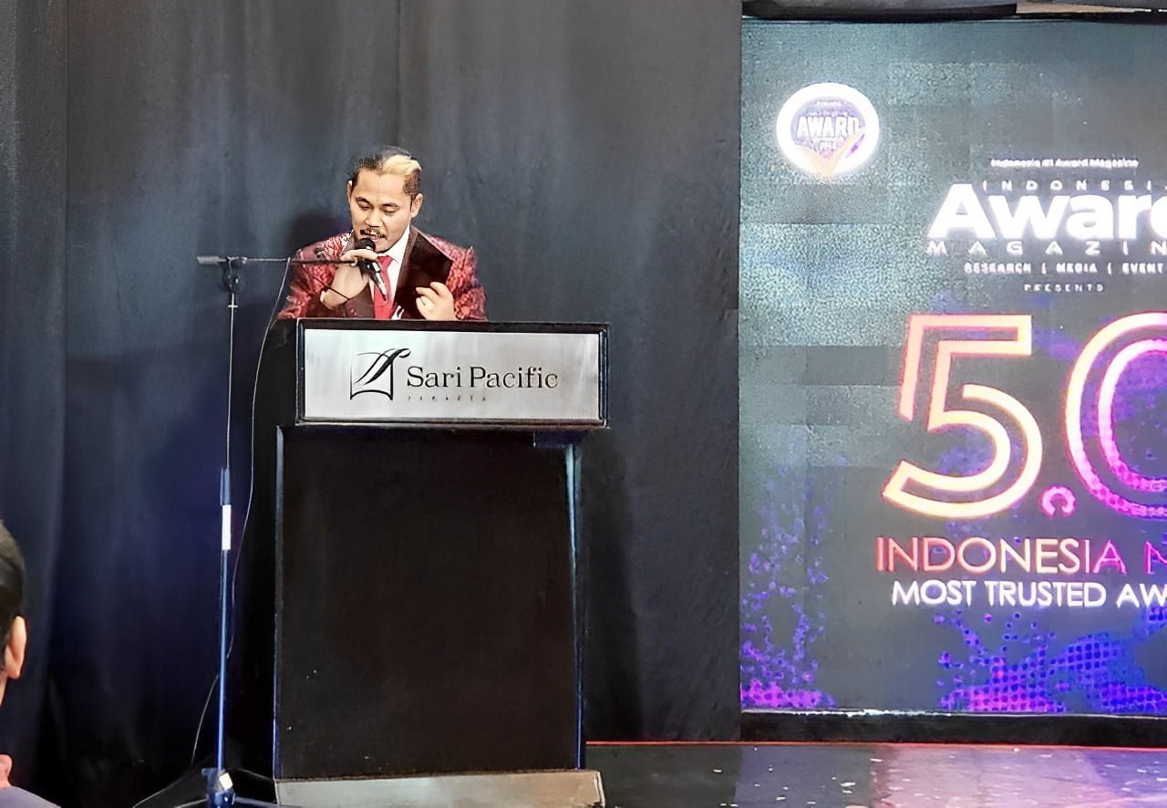 Advokat Rian M Bondar saat acara penyerahan penghargaan oleh Indonesia Award Magazine