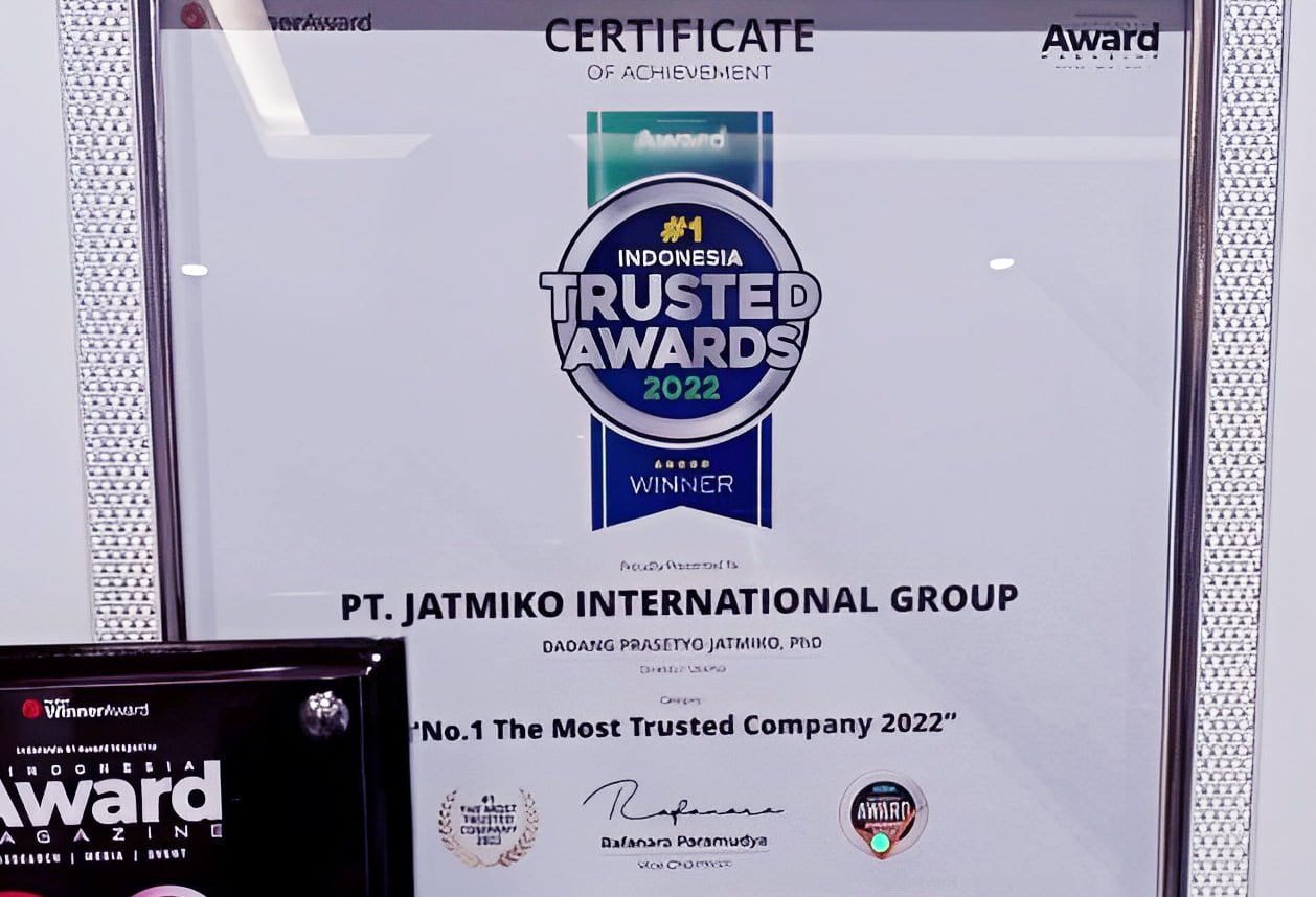 Direktur Utama PT Jatmiko International Group (JIG), Dadang Prasetyo Jatmiko, PhD meraih penghargaan dari Indonesia Award Magazine