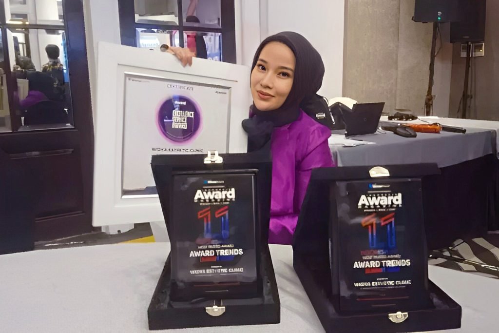 Selebritis yang juga seorang dokter, dr. Ayu Widyaningrum Master of AAAM meraih penghargaan di acara "Award Trends Summit 2022"