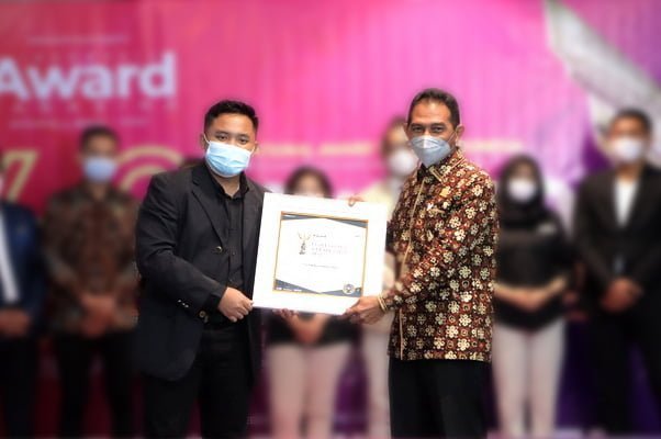 Direktur Kepatuhan Bank Aceh, Yusmaldiansyah, menunjukkan Penghargaan Inspiring Proffesional and Leadership Award 2021. Penghargaan diserahkan oleh CEO Indonesia Award Magazine, Rafanara Pramudya, Sabtu (20/11/2021), di Hotel Mercure, Jakarta.