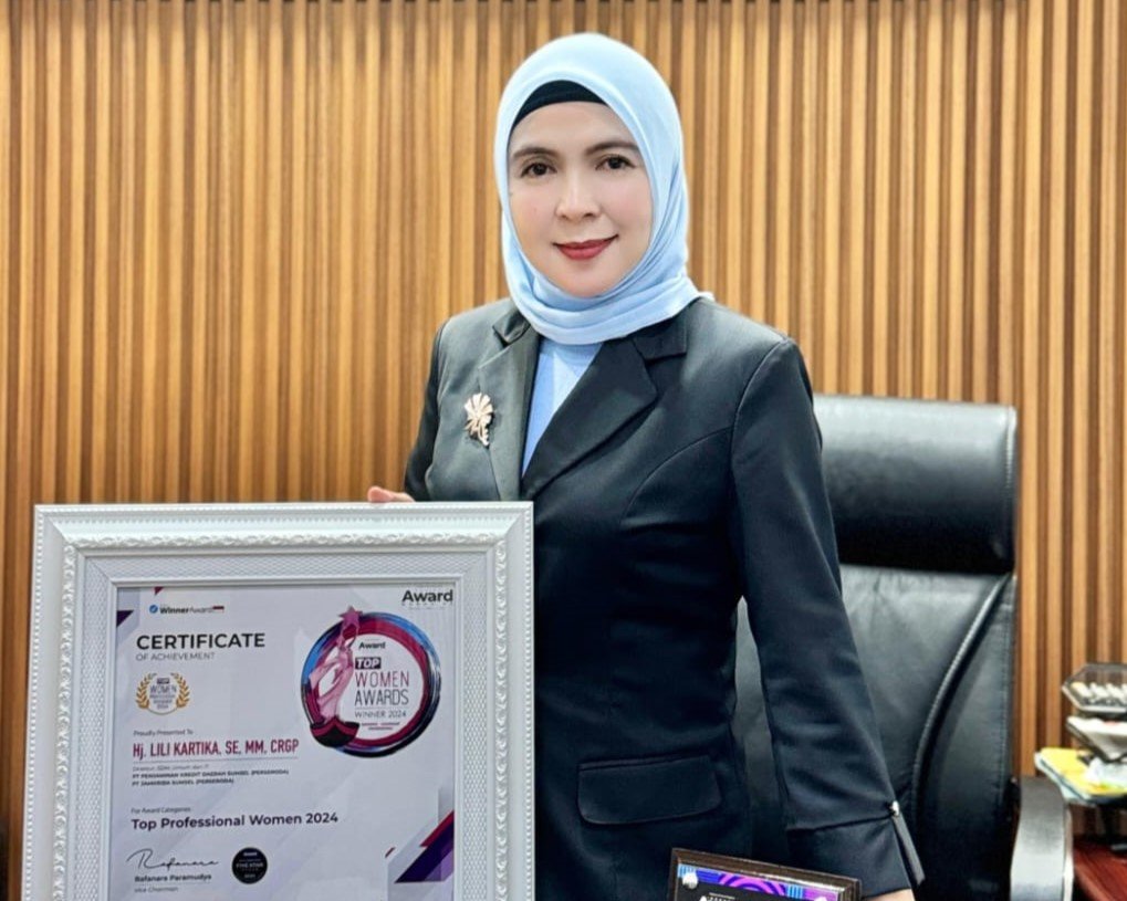 Hj. Lili Kartika, SE, MM, CRGP, Direktur SDM, Umum dan IT PT Penjaminan Kredit Daerah Sumsel (Perseroda), meraih penghargaan Top Professional Women 2024 dalam ajang bergengsi 3.0 AWARD TRENDS 2024.