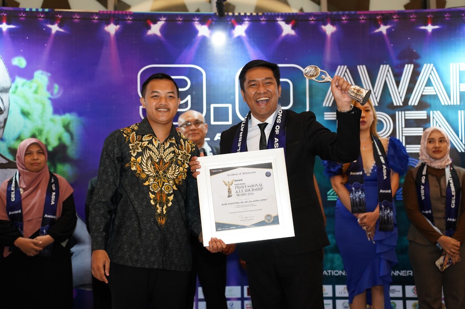 Roni Syaputra Dinobatkan Sebagai Pemimpin Inspiratif di 9.0 Award Trends 2024